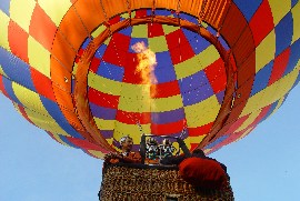 De ballon stijgt heel rustig op.